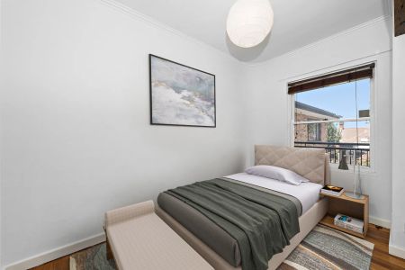 Beautifully Renovated Art Deco Apartment in Prime Location! - Photo 4