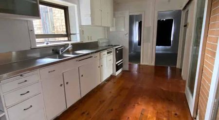 DRURY, 5 BEDROOMS - Photo 4