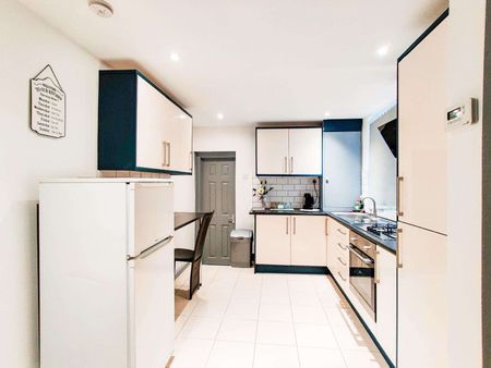 High spec shared house in L15, bills included! Room 4 - Photo 3