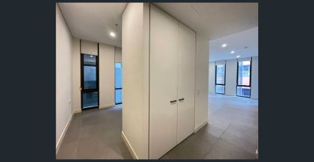 Fully Furnished 1 Bedroom + Large Study Apartment in Light House - Photo 4