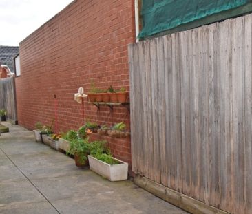 Spacious Apartment in the Heart of Bentleigh - Photo 2