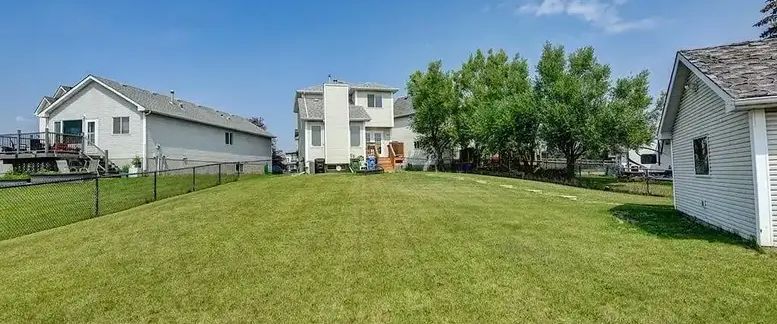 Amazing Bright House with huge lot for rental | Mt Lorette Pl SE, Calgary - Photo 1