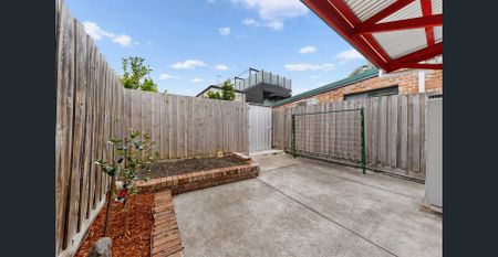 Ideally located 3 bedroom home - Photo 2
