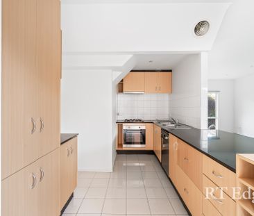 Stylish & Sunlit Townhouse in Prime Preston Location - Photo 3