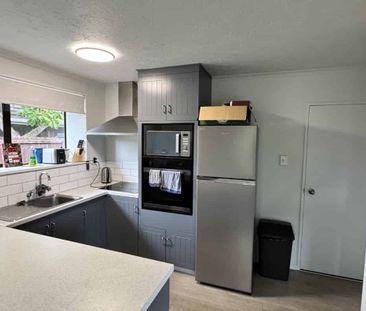 Renovated 3-bedroom home - Photo 4