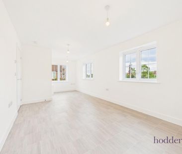 4 bedroom detached house to rent - Photo 2