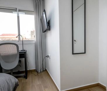 Room in a shared 4-bedroom apartment for rent in En Corts, some bil... - Photo 3