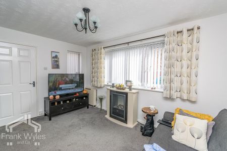 1 bedroom mews to rent - Photo 3