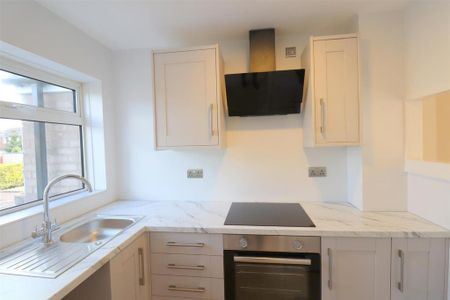 2 bedroom mews to rent - Photo 5