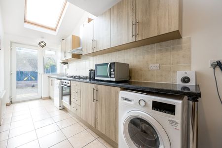 OX Living is proud to present this high-quality 6-bedroom co-living property, perfect for working professionals looking for stylish, stress-free living. - Photo 5
