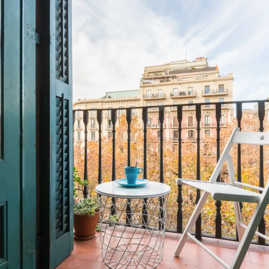 Room in a shared 6-bedroom apartment for rent in Sant Antoni, all bills included - Photo 1