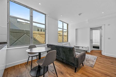 A newly refurbished one bedroom apartment in a convenient City location - Photo 4