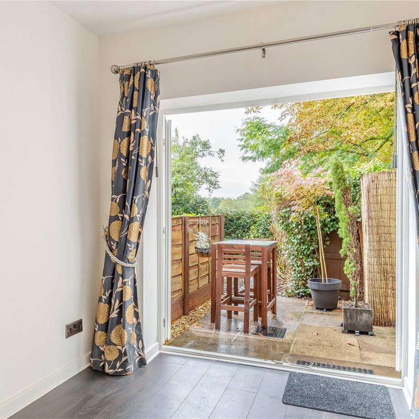 A stylish two bedroom period house, ideally located between Wilmslow and Alderley Edge. - Photo 1