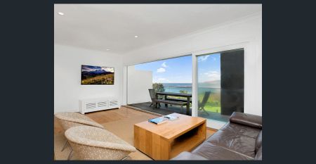 Three Storey Furnished Beachside Townhouse - 6 month lease - Photo 2