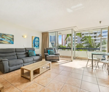 Fully Furnished Coastal Apartment - Steps from the Beach! - Photo 2