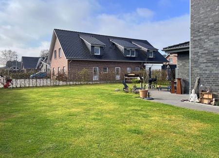 Einziehen & wohlfühlen: Doppelhaushälfte mit EBK, Südterrasse und Carport in Augustfehn - Photo 4
