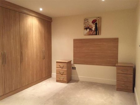 2 bedroom Flat to let - Photo 5