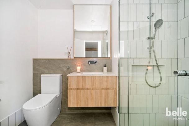 Modern Furnished Ground Floor Apartment with Private Courtyard Access - Photo 1