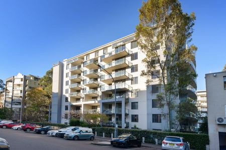 Spacious Top Floor Apartment with Sweeping Views - Photo 2