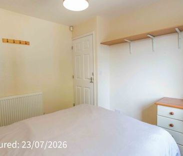 Room 3, 43 Lesley Avenue - Photo 3