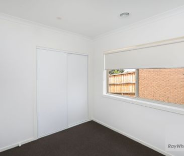 Modern Family Living in Greenvale - Photo 5