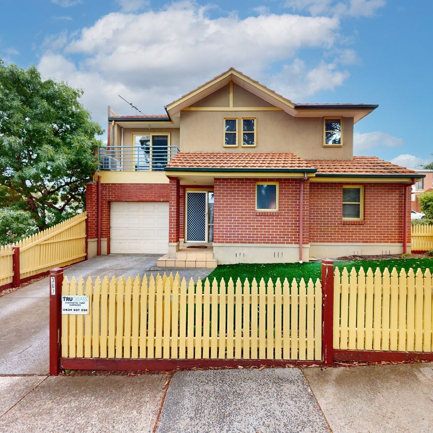 Well-Maintained Townhouse in a Boutique Complex of Four in Prime Strathmore Location! - Photo 1