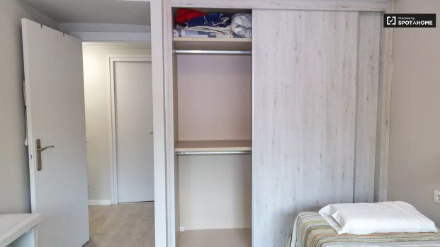 Bright room for rent in 2-bedroom apartment, Sant Martí - Photo 1