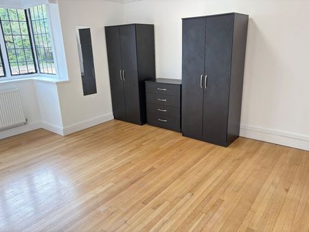 Room in a Shared House, Very Near The Common Green Area, W5 - Photo 3