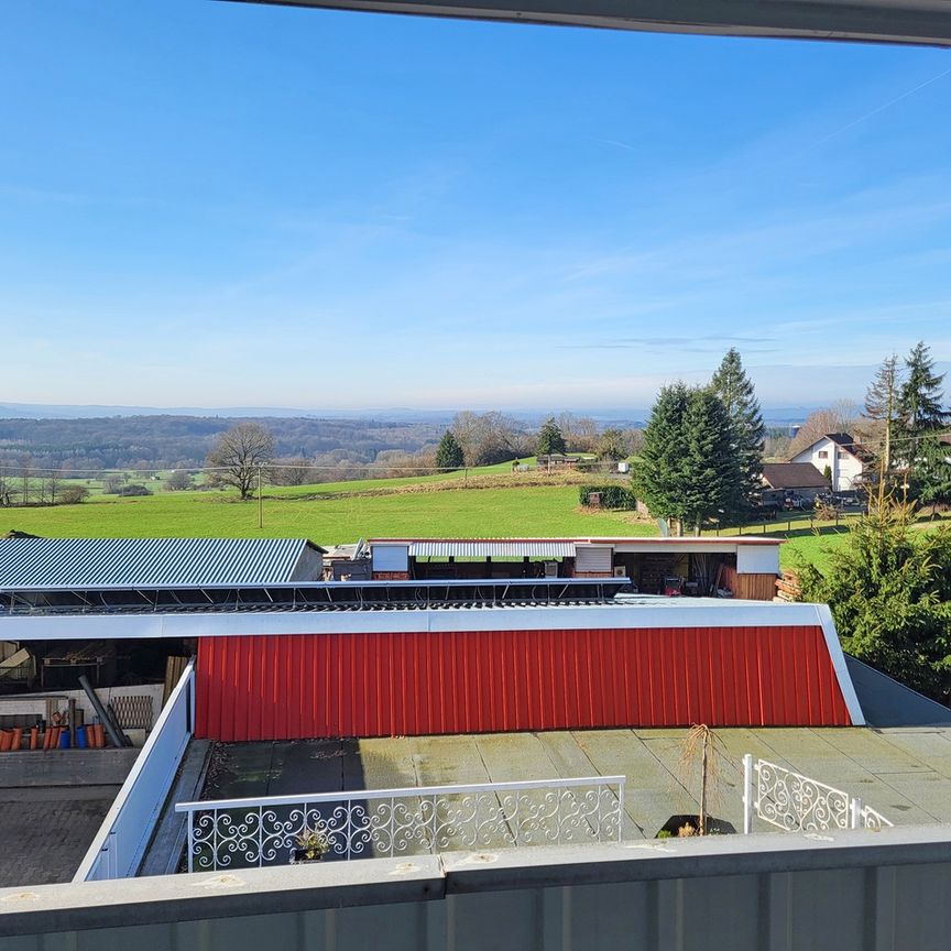 Dachgeschosswohnung mit Balkon und traumhaften Ausblick ins Grüne! - Photo 1