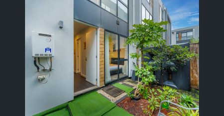 Stylish Fully Furnished Three-Level Townhouse in the Heart of Port Melbourne - Photo 2