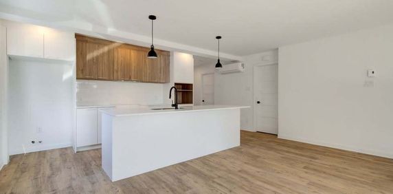 5½ Située Au Rez-de-chaussée - Photo 2