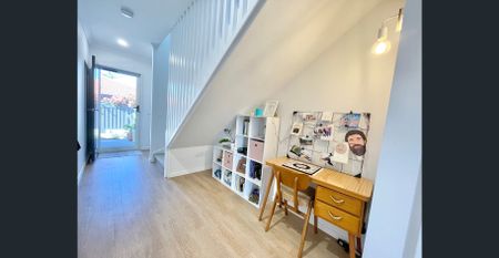 Beautiful Double-Storey Townhouse!! - Photo 2