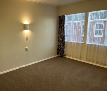 Sunny, renovated 3 double bedroom house. - Photo 2
