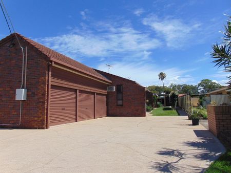 Renovated Lowset 2 Bedroom Unit! - Photo 5