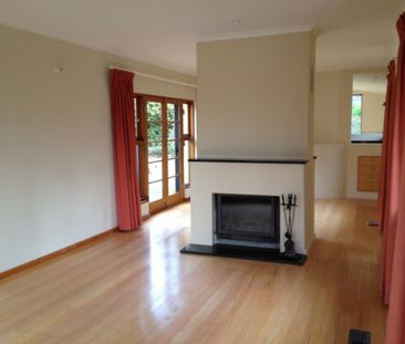 Uniquely designed 4 bedroom house surrounded by beautiful views - Photo 5