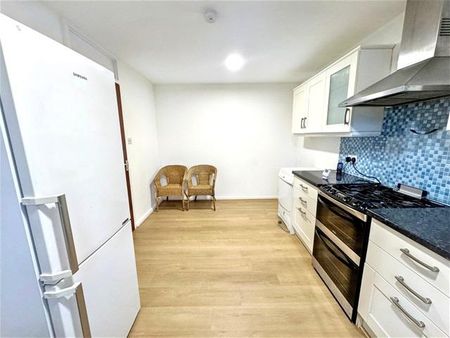 3 bedroom maisonette to rent - Photo 2