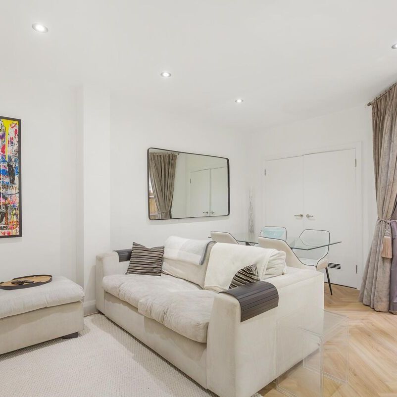 A beautiful garden apartment with bright living space and a private garden. - Photo 1