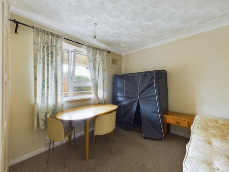 3 bedroom flat to rent - Photo 5