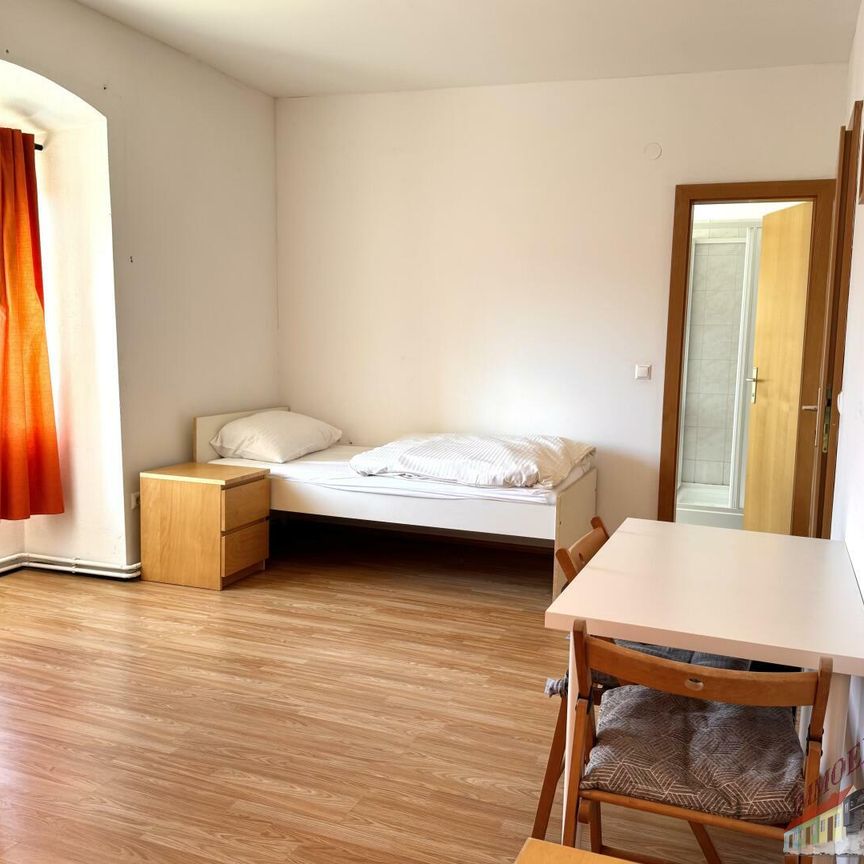 Arbeiterquartiere längerfristig - 1 Zimmer Apartment mit 1 Bett mit Dusche und WC in Fischamend 350,-- Euro monatliche Pauschale bei Jahresvertrag sofort verfügbar - Photo 1