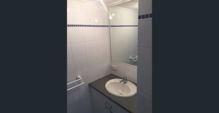 One Bedroom Unit Living in Alexandra Headland - Unfurnished - Photo 2