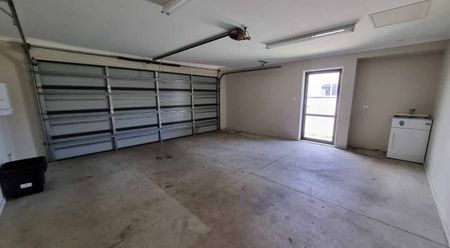 Modern three bedroom home - Photo 5