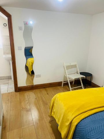 1 bedroom in a flat share to rent - Photo 2