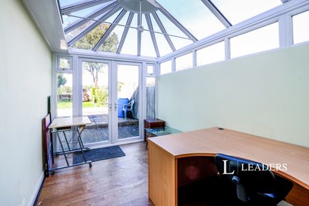 3 bedroom house to rent Wroxham Road, BH12 - Photo 2