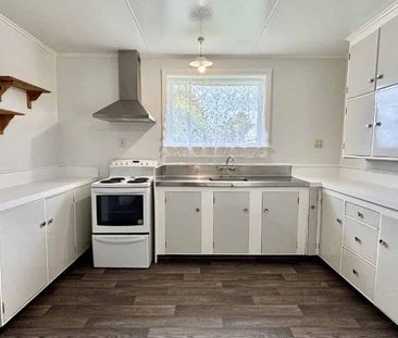 Newly Renovated Three Bedroom Home, Prime Hinemoa Location! - Photo 4