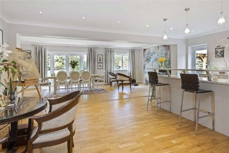 Set within private grounds, this outstanding detached family home offers substantial accommodation, superb entertaining space and a highly versatile layout. - Photo 4