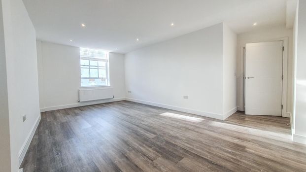 16 Market Place, Hertford - Photo 1