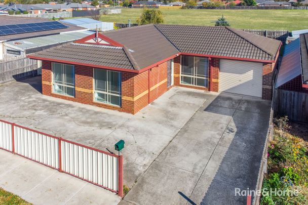 Charming 3 bedroom home - Photo 1