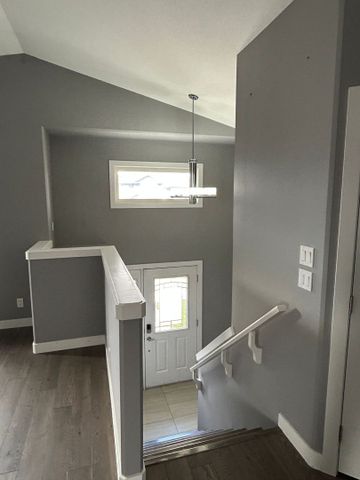 Evergreen - 3 Bedroom/2 Bathroom Upper - 507 Evergreen Blvd - Photo 5