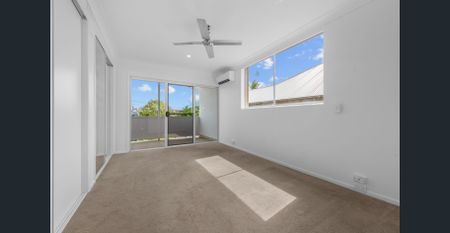 Spacious 5-Bedroom Queenslander with City Views in the Heart of Windsor - Photo 5