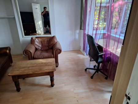 Room in a Shared House, Phipps Bridge Road, SW19 - Photo 3